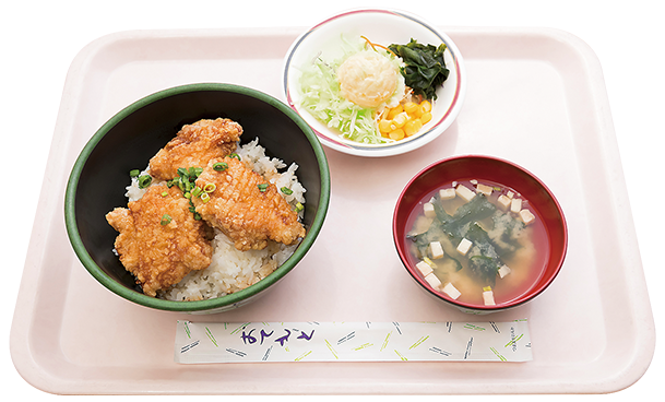 チキン竜田丼（中）473円 ポテト&コーンサラダ88円 豆腐とわかめの味噌汁33円
