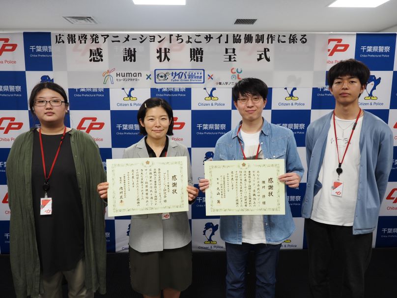 アニメーション研究会顧問の今泉先生（左から2人目）と、瀬川さん率いる本サークルの皆さん