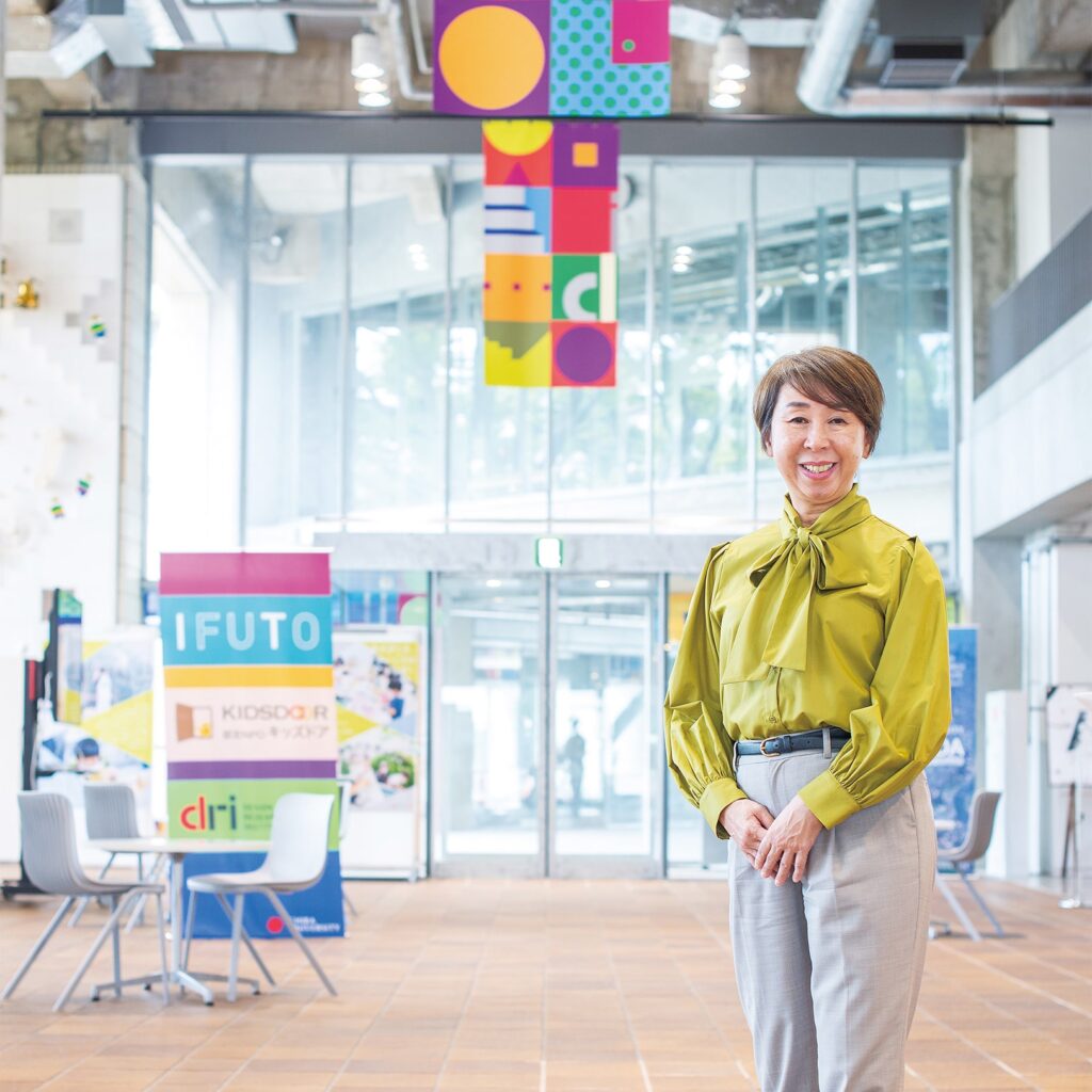 千葉大学との連携プロジェクト「IFUTO」の看板前で微笑む渡辺さん