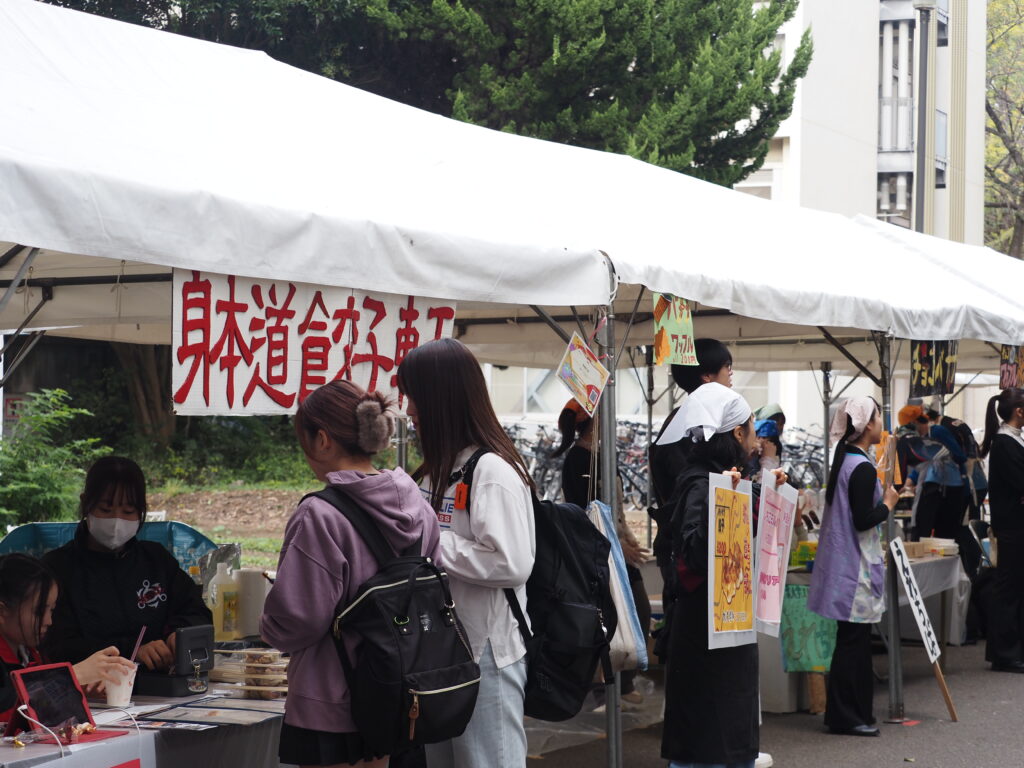 餃子の屋台の学生スタッフ