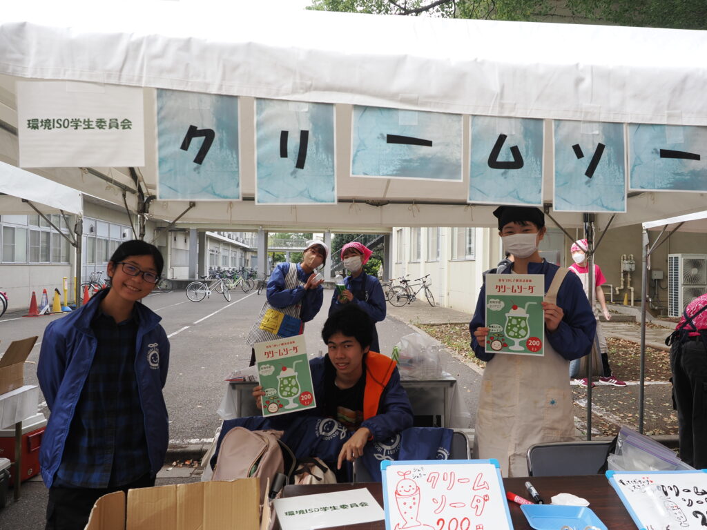 クリームソーダの屋台の学生スタッフ