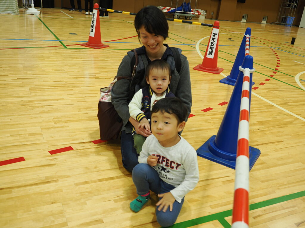 ２人の男の子とその保護者