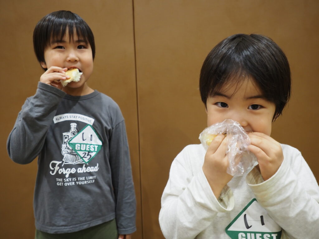 パン食い競争で使ったパンを食べる男の子２人