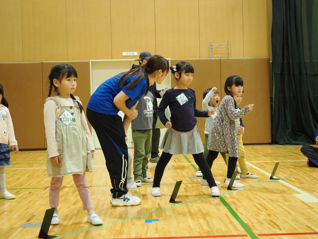 パン食い競争のスタートの位置につく子ともたち