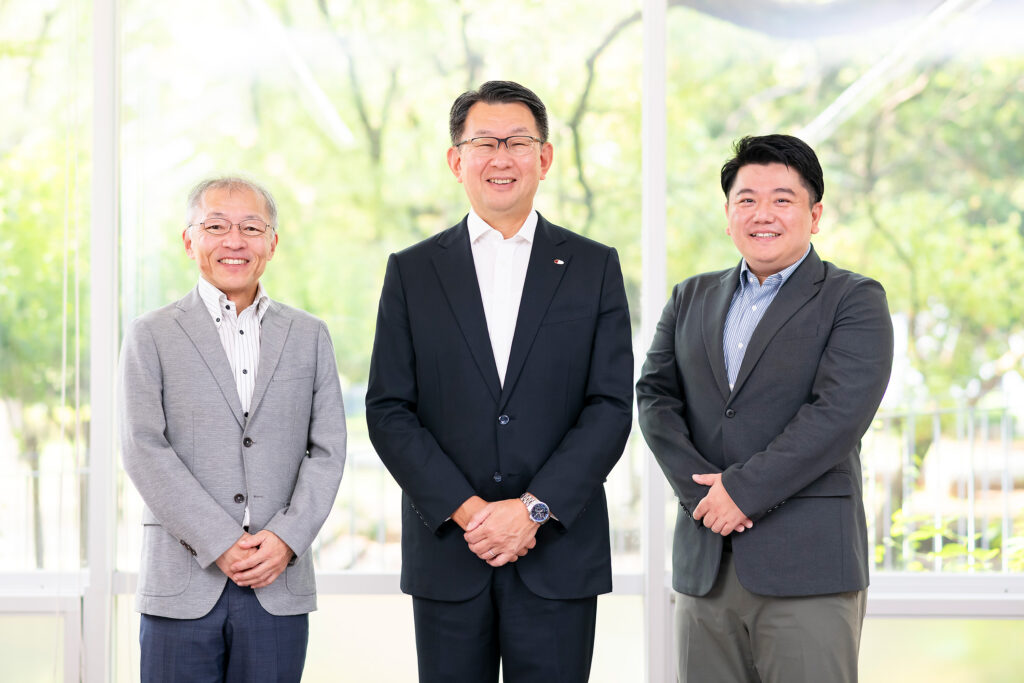 【写真左】中島 裕史（なかじま・ひろし）【写真中央】横手 幸太郎（よこて・こうたろう）【写真右】山本 智久（やまもと・ともひさ）