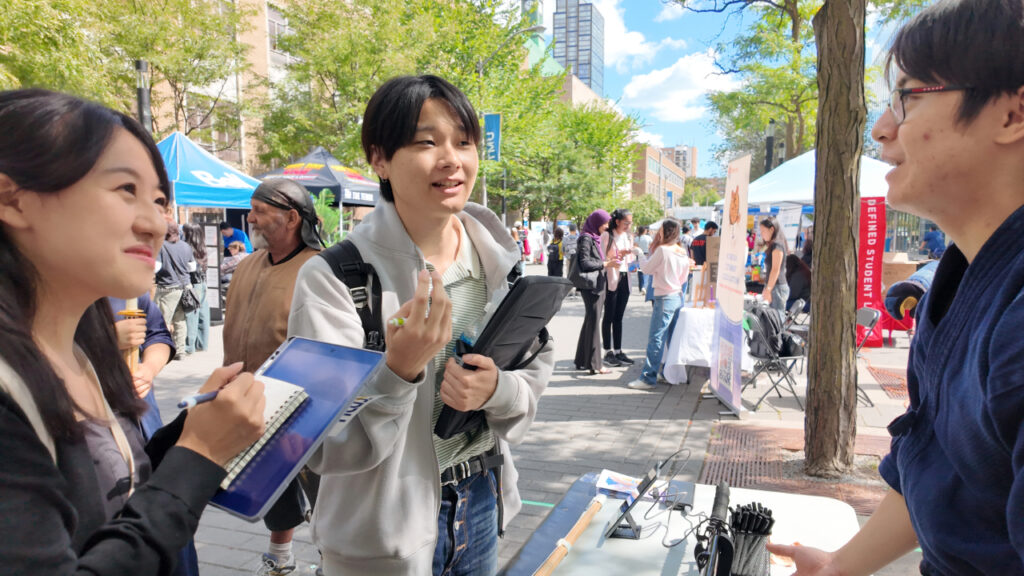 カナダの大学と開催したアントレプレナーシップの教育プログラムでは、学生たちが万博会場で発表した
